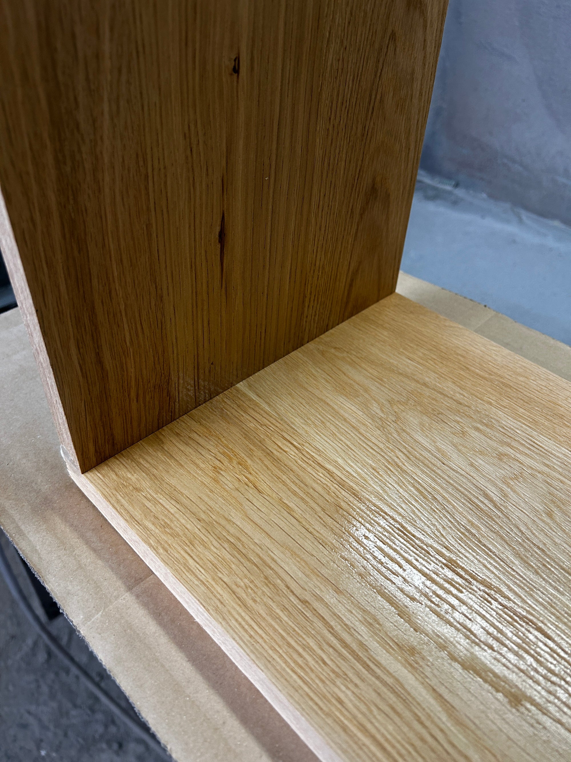 Applying matte acrylic lacquer to solid oak in the FUKUI workshop