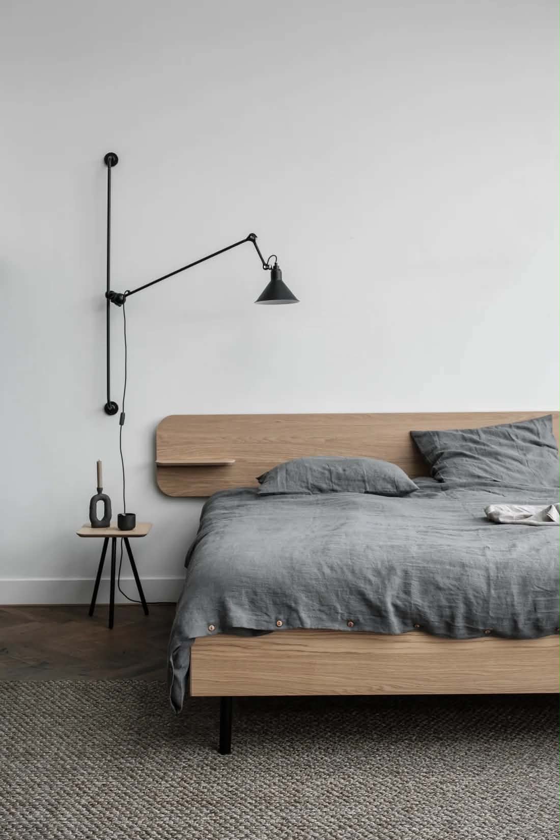Oak wood wall-mounted headboard — solid oak, handcrafted by FUKUI